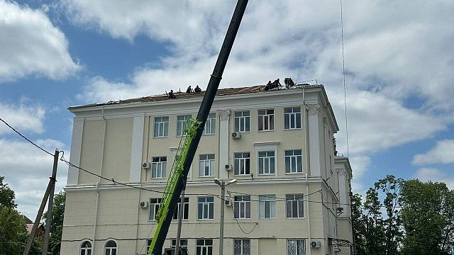 Сорванную крышу в школе Краснодара перед «Последним звонком» полностью заменят. Фото: t.me/emnaumov