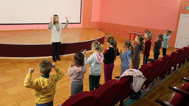 Работники культуры и волонтеры Анапы проводят занятия с детьми из Херсонской и Запорожской областей