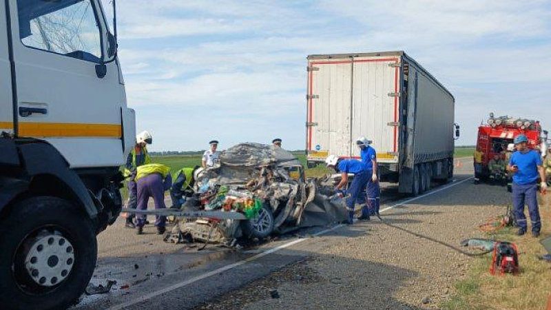 В зажатой фурами легковушке на Кубани погибли трое детей