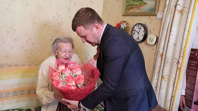 Евгений Наумов поздравил со столетием жительницу Краснодара. Фото: Станислав Телеховец