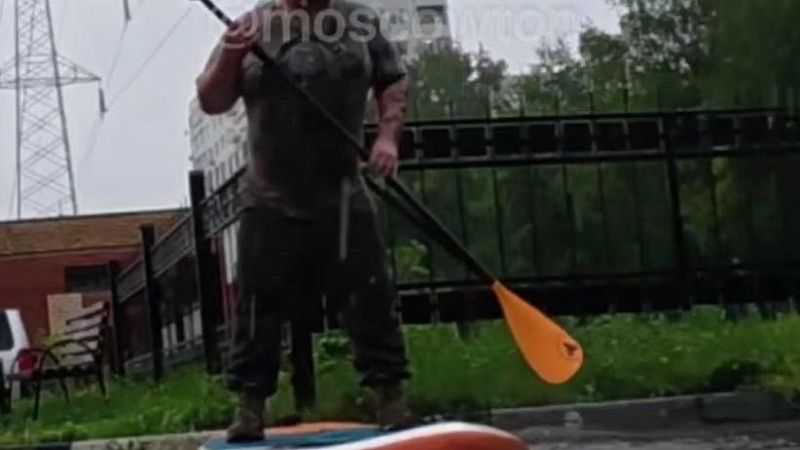 Мужчина проплыл на сапе по затопленным дорогам Москвы