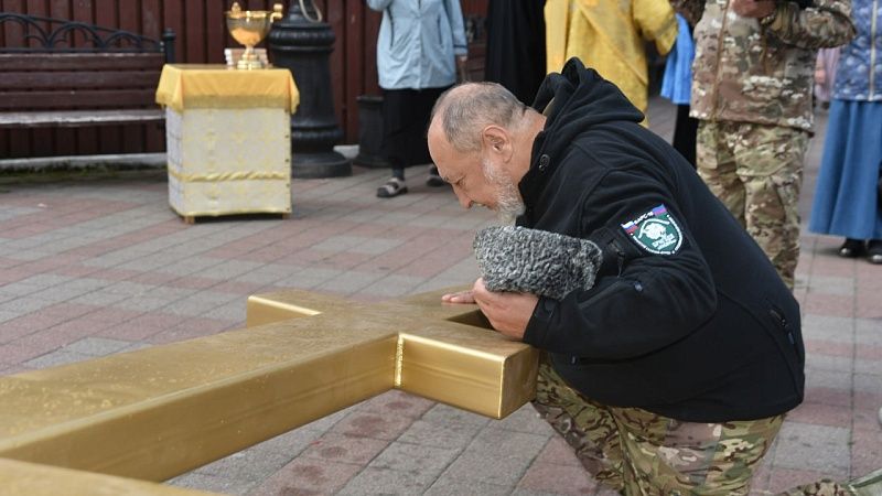 Поклонный крест для отправки на СВО освятили в Краснодаре