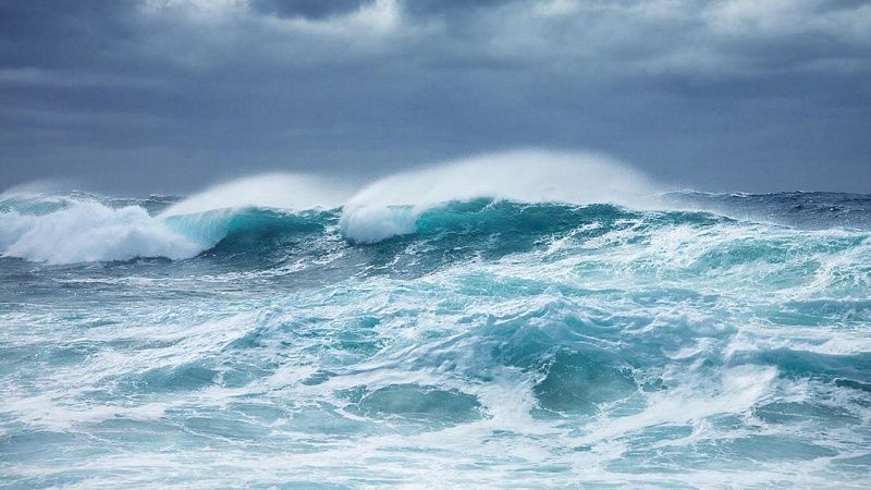 Свыше 30 человек пострадали при ударе гигантской волны по пляжу в Аргентине