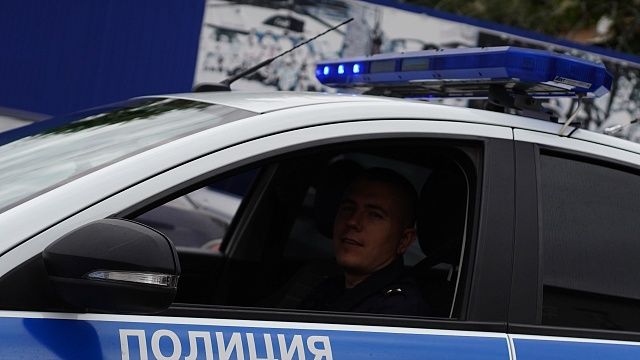 В Краснодаре задержали двух парней, которые залезли в окно общежития. Фото: телеканал «Краснодар» / Елена Желнина