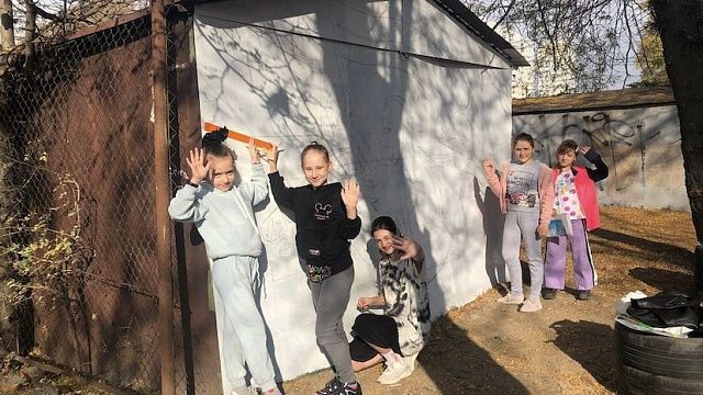 Дети нанесли патриотическое граффити на гараж в Краснодаре