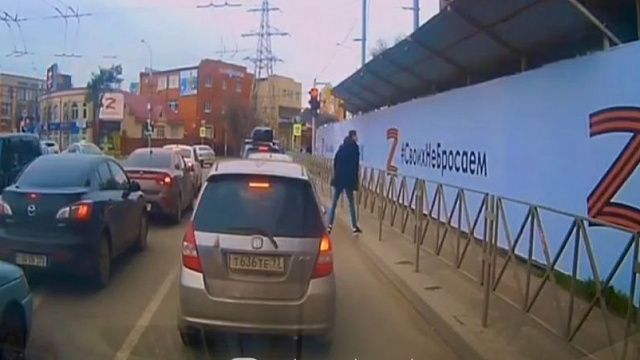 Краснодарский суд назначил 30 тысяч рублей штрафа мужчине, плюнувшему в плакат с буквой «Z»