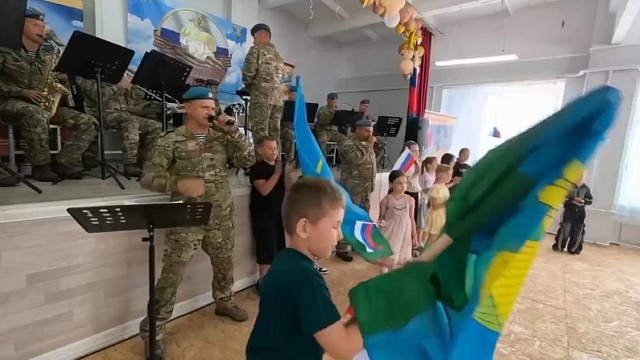 Новороссийские десантники провели уроки мужества в школах Донецка