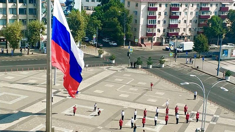 Огромный триколор подняли в День России на главной площади Краснодара