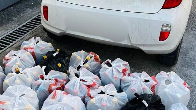 В Кабардинке мать с дочерью продавали контрафактный алкоголь с багажника машины