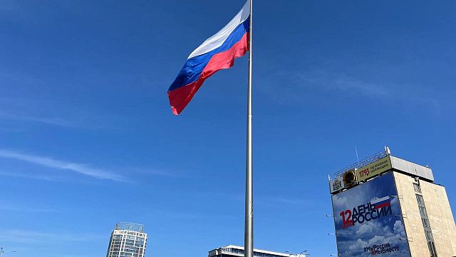 На Главной городской площади Краснодара подняли государственный флаг России