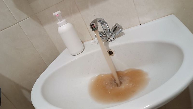 Рыжую воду в кранах объяснили в МЦУ Краснодара