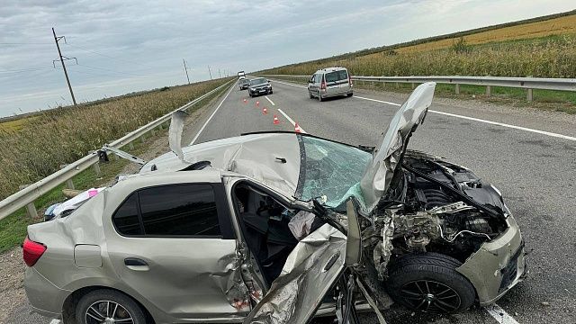 Автомобиль вылетел на встречку и врезался в трактор на Кубани