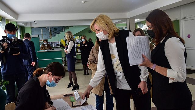 Вице-губернатор Анна Минькова проверила соблюдение всех требований на досрочном ЕГЭ по русскому языку
