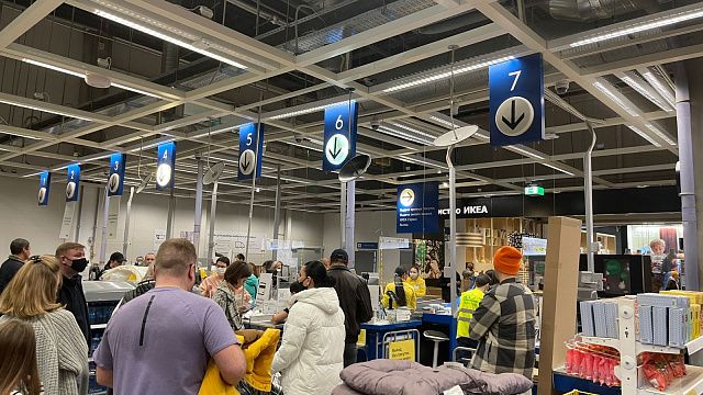 В краснодарской IKEA толпы людей пытаются сделать покупки до закрытия магазина Фото: Телеканал «Краснодар»