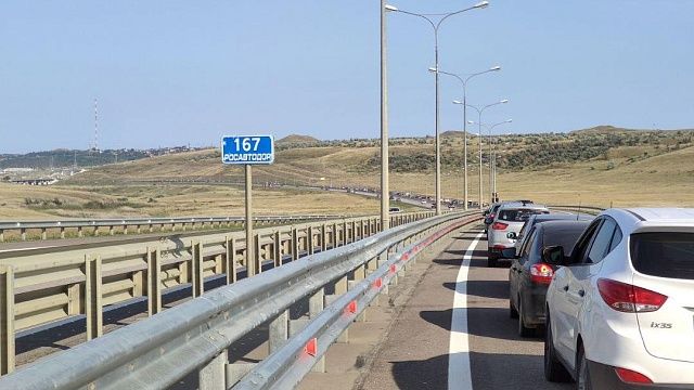 Около 600 автомобилей попали в пробку на Крымском мосту