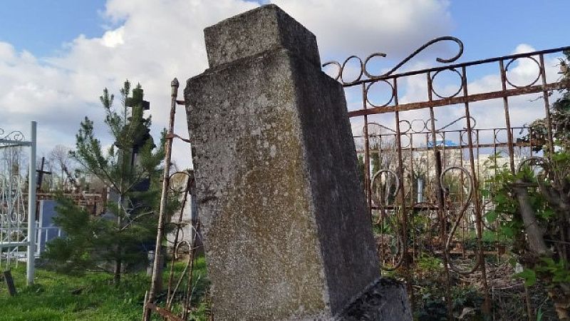 На место разрытой могилы и съеденных останков выехали инспекторы в Златоуст