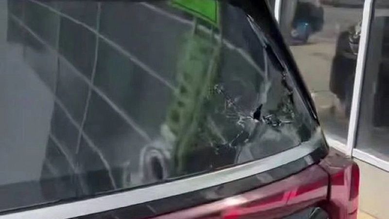 Блогеру Кахе разбили стекло машины из-за парковочного места в Сочи