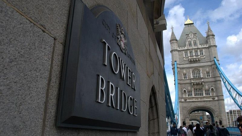 Собчак и Арестовича* заметили под одним зонтом в Лондоне 