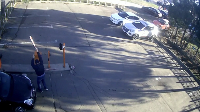 В Краснодаре дерзкий автомобилист сломал шлагбаум муниципальной парковки