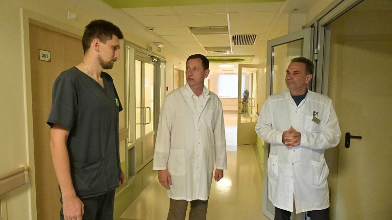 Пострадавших от падения дронов ВСУ в больнице посетил мэр Сочи 