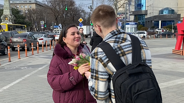 Студсовет Краснодара и управление по делам молодёжи подарили женщинам цветы 
