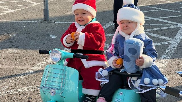 Снегурочки и Деды Морозы устроили мотопробег по улицам Краснодара
