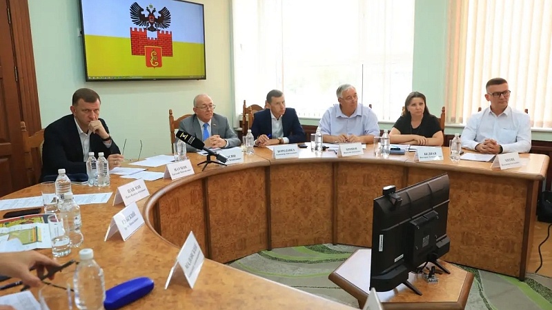 Наумов обсудил дороги и коммуникации с семьями в пригороде Краснодара