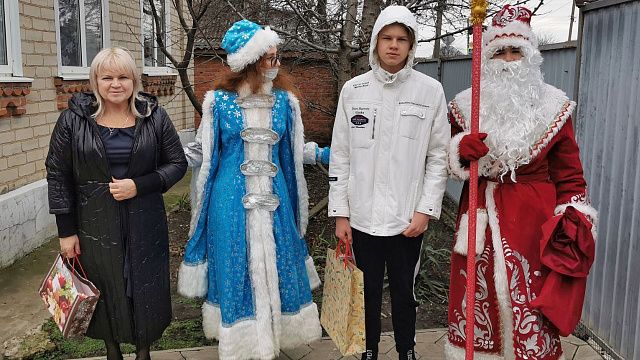 Экс-мэр Краснодара поздравил с наступающим Рождеством мальчика из Динской