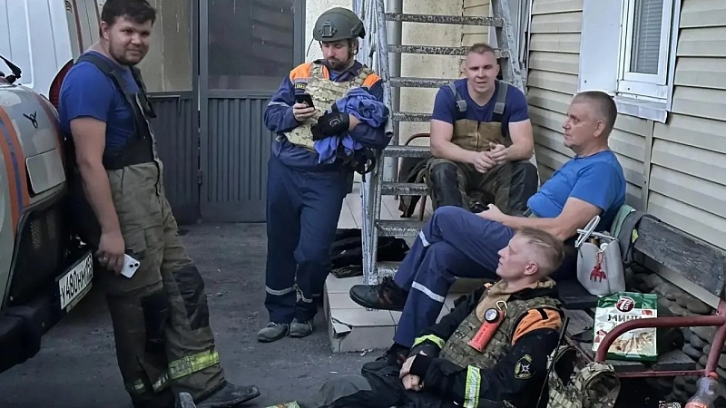 Появились кадры со спасателями после атаки БПЛА в Новороссийске