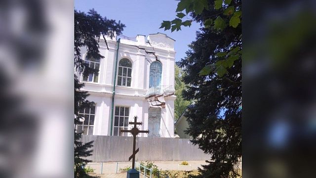 Стена женского монастыря в Кореновске может обрушиться