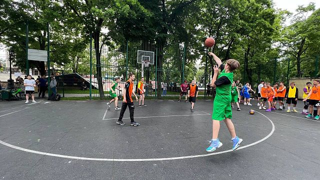 В Краснодаре провели фестиваль по баскетболу среди школьников