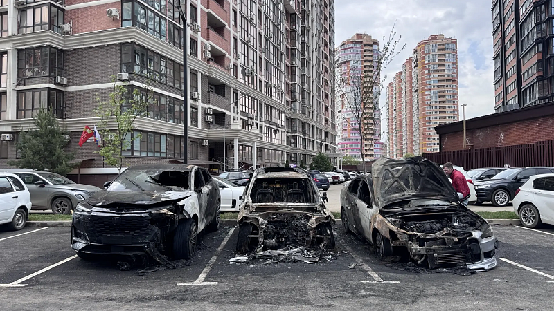 Три автомобиля сгорели дотла на парковке жилого комплекса в Краснодаре