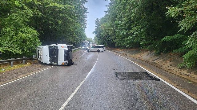 Два пассажира опрокинувшего микроавтобуса пострадали в ДТП на встречке под Туапсе