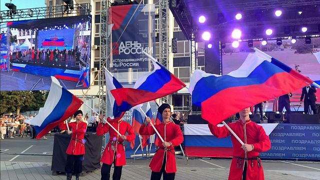 В Краснодаре на Главной городской площади начался праздничный концерт