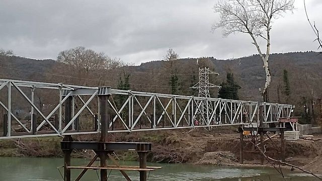Временный пешеходный мост через реку Шапсухо открыли в Лермонтово