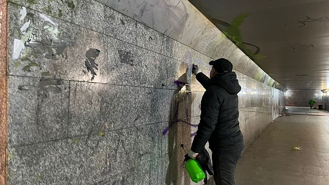 По поручению мэра в Краснодаре начали очистку подземных переходов Фото: телеканал «Краснодар»