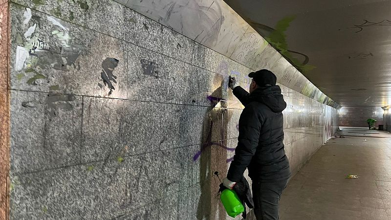 По поручению мэра в Краснодаре начали очистку подземных переходов