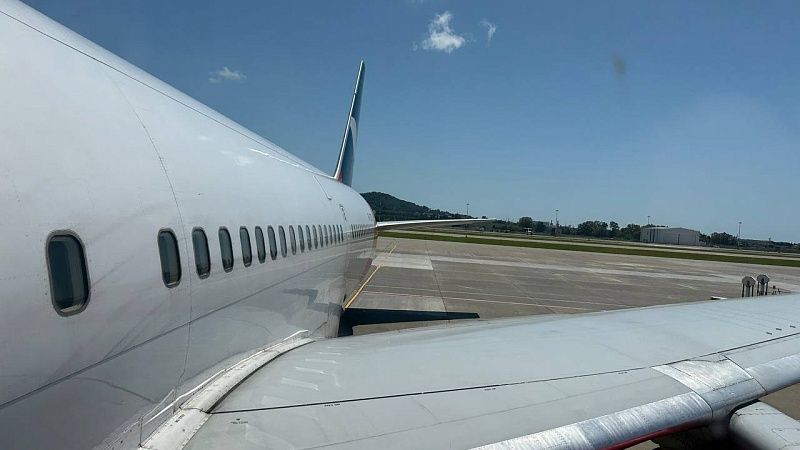 Россияне застряли в Баку после экстренной посадки рейса в ОАЭ