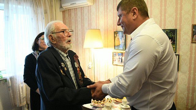 Глава Краснодара поздравил ветерана ВОВ Александра Рогачева с грядущим Днем Победы 