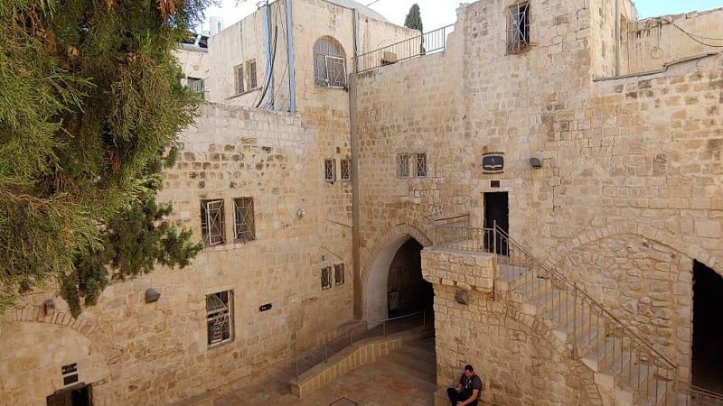 Захоронение возрастом 100 тысяч лет с людьми в позе эмбриона нашли в Израиле