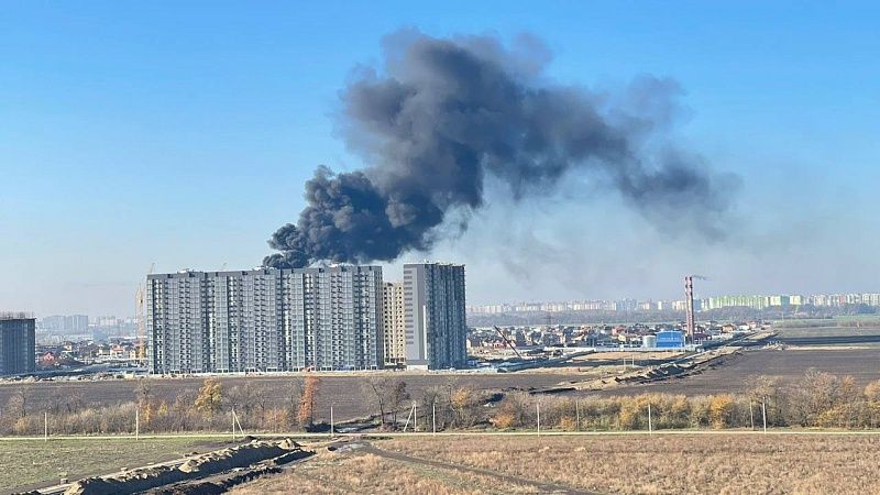 Пожарные потушили пожар на верхнем этаже строящейся многоэтажки в Краснодаре