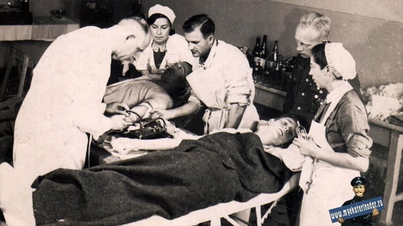 Переливание крови в военном госпитале, осень 1942 года. Фото: www.myekaterinodar.ru