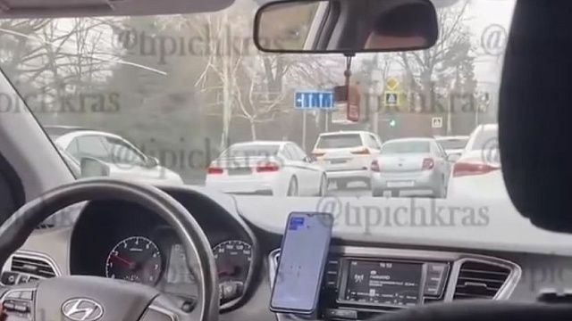 Полиция проверяет кортеж, который ездил по Краснодару без номеров Фото: полиция Краснодара