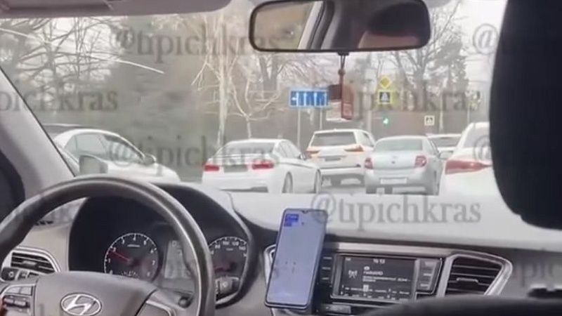 Полиция проверяет кортеж, который ездил по Краснодару без номеров