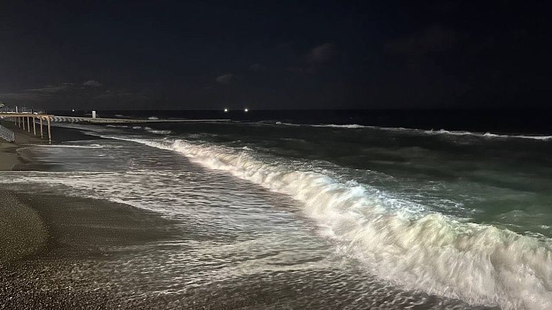 Штормовой ветер напугал туристов на курортах Краснодарского края 