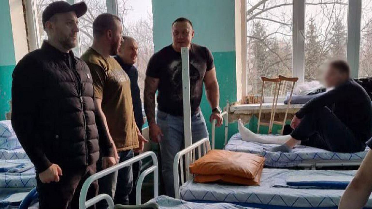 Профессиональные боксёры поздравили с праздником военнослужащих в Краснодарском военном госпитале. Фото предоставлено Сергеем Будко (t.me/https2sKr4oSejnk4YjVi)