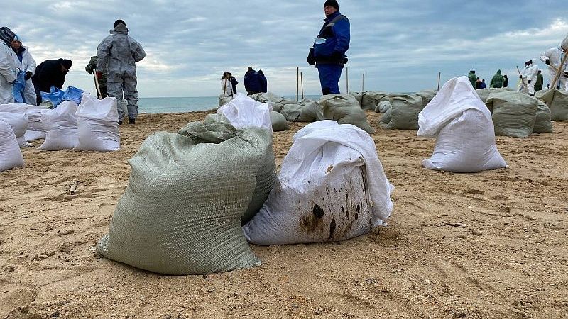 МЧС: с побережья Кубани вывезено более 147 тысяч тонн замазученного песка