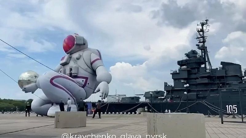 Ко Дню России надувные космонавт и Луна появились на набережной Новороссийска