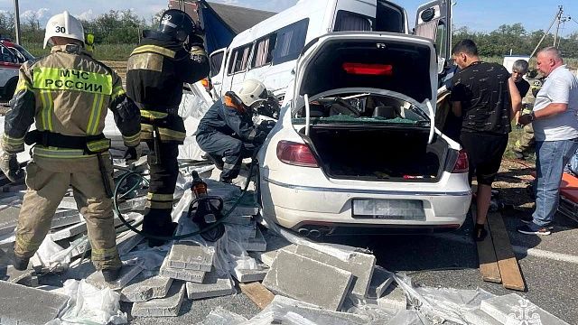 В массовом ДТП с грузовиком, авто и микроавтобусом погибли 2 человека на Кубани