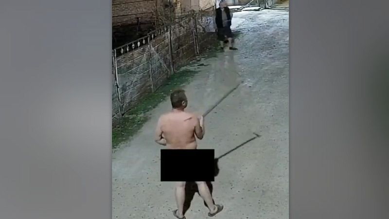 На голого неадеквата с тяпкой пожаловались жители Знаменского в Краснодаре 